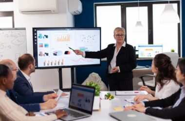 senior startup businesswoman holding presentatin dans salle conference information graphique information 482257 4165